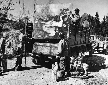 Soldados aliados recuperan obras de arte robadas y escondidas por Hermann Goering en una cueva de los Alpes b&aacute;varos en 1945.