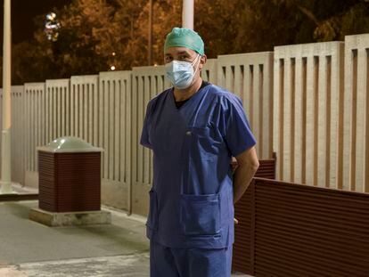 José Amorós Arañó, anestesista de un hospital privado de Alicante, aún no ha recibido la vacuna de la covid.