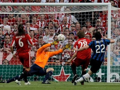 Diego Milito marca el 1-0 ante el portero del Bayern Múnich en la final de la Champions de 2010 en el Bernabéu.
