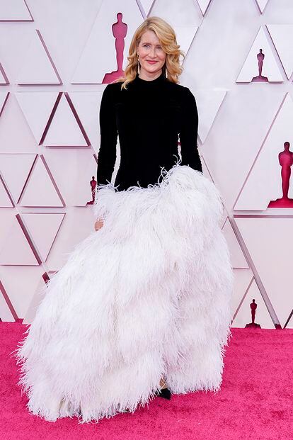 Laura Dernn apostó por la elegancia de este diseño blanco y negro con falda de plumas de Oscar de la Renta y joyas de Pomellato.