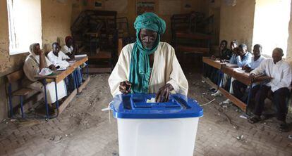 Un hombre vota durante las elecciones presidenciales de ayer en Tombuctú.