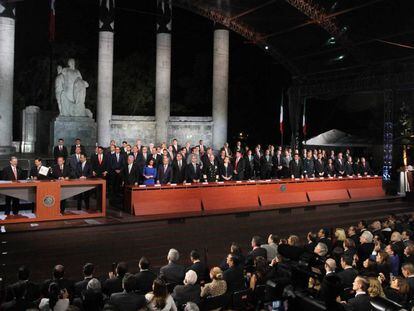 El presidente mexicano Enrique Pe&ntilde;a, miembros de su gabinete y gobernadores estatales en la inauguraci&oacute;n del nuevo sistema penal.