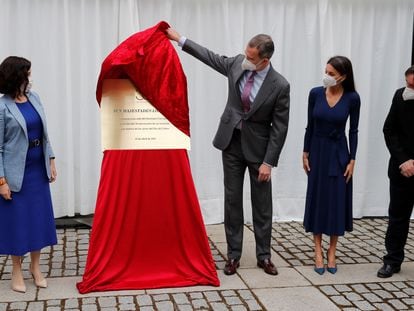 Los reyes Felipe y Letizia acompañados por la presidenta de la Comunidad de Madrid, Isabel Díaz Ayuso, y el director del Instituto Cervantes, Luis García Montero, descubren una placa conmemorativa en el histórico edificio alcalaíno, conocido como Colegio del Rey, durante los actos del Dia del Libro.