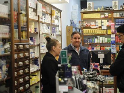 Un cliente compra medicamentos en una farmacia. En vídeo, declaraciones de la ministra de sanidad