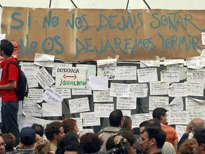 Acampada reivindicativa en la Puerta del Sol de Madrid convocada por la plataforma Democracia Real Ya!, movilización de protesta contra la situación política y social impulsada por el conocido como movimiento 15-M, en mayo de 2011.