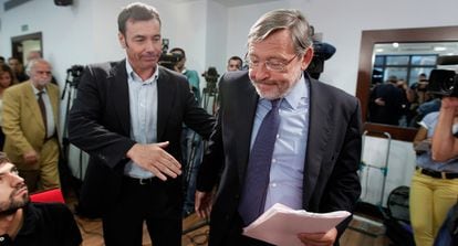 El secretario general de los socialista madrileños, Tomás Gómez, y el secretario de Estado para el Deporte, Jaime Lissavetzky, en la sede del PSM.