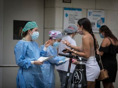 Personal sanitario del ambulatorio de La Florida atienden a los pacientes en la entrada del centro.