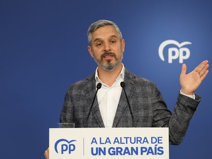 El vicesecretario de Economía del PP, Juan Bravo, en la sede de Génova, este lunes.