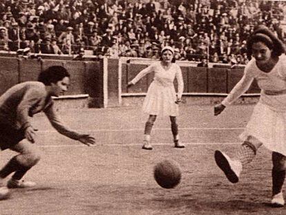 Fotografía publicada en 'Crónica' sobre el partido del Valencia CF y el España CF, celebrado en Barcelona en 1931.