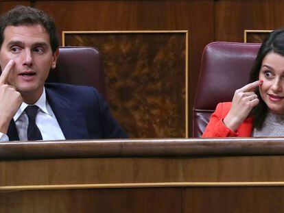 El líder de Ciudadanos, Albert Rivera, y la portavoz del partido en el Congreso de los Diputados, Inés Arrimadas, este miércole en la Cámara baja.