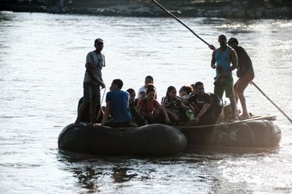 Un grupo de migrantes cubanos provinientes de Ecuador, cruzando en balsas en río Suchiate, la fontera natural entre Guatemala y México.