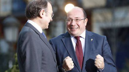 El presidente de Murcia, Pedro Antonio Sánchez, con el presidente del Senado.