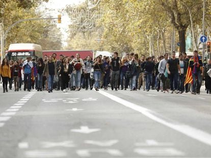 Corte de tr&aacute;fico en Gran Via de les Corts Catalanes, en Barcelona, en protesta contra los encarcelamientos.