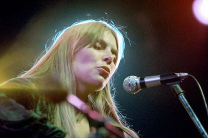 La cantante Joni Mitchell en un concierto en los años sesenta.