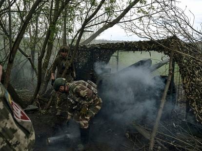 Dos soldados ucranios disparan un cañón cerca de Bajmut, en la región de Donetsk, el pasado 29 de abril.