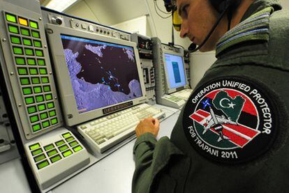 Un militar de la OTAN controla desde un AWACS los movimientos en la zona de exclusión libia.