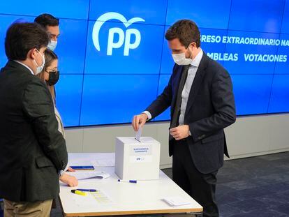 El presidente del PP, Pablo Casado, inserta su papeleta en la urna para la elección de su sucesor en el cargo, este lunes en la sede de la formación, en Madrid.
