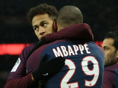 Neymar felicita a Mbapp&eacute; por su gol al OL.