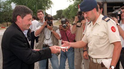 Jon Idigoras se identifica con el DNI a su llegada a La Zarzuela.