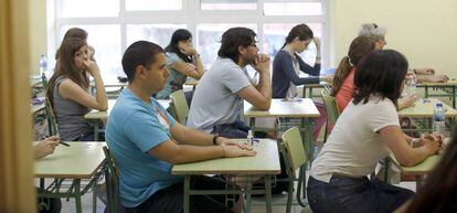 Aspirantes a las plazas de maestro, poco antes de comenzar el examen en el Instituto Ramiro de Maeztu.