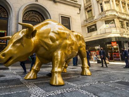 Réplica del conocido como el toro de Wall Street enfrente de la Bolsa brasileña.