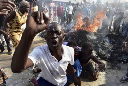 Un partidario de la oposición protesta durante la manifestación en Mombasa. Kenia está celebrando la repetición de sus disputadas elecciones presidenciales, a pesar de un boicot del principal partido de la oposición y el aumento de las tensiones políticas en el país del este de África.