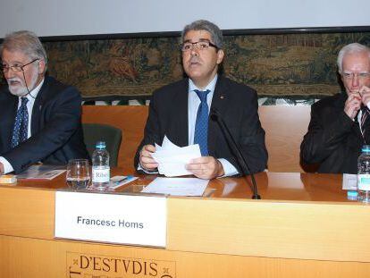 Francesc Homs (c), acompa&ntilde;ado del director del centro de Hist&ograve;ria de Catalunya, Jaume Sobreques (d), y el presidente del Instituto de Estudios Catalanes, JoanDom&egrave;nec Ros (i