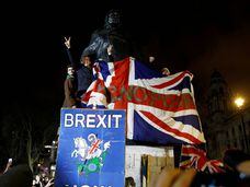 Celebración del Brexit, el pasado 31 de enero junto a la estatua de Winston Churchill en Londres.