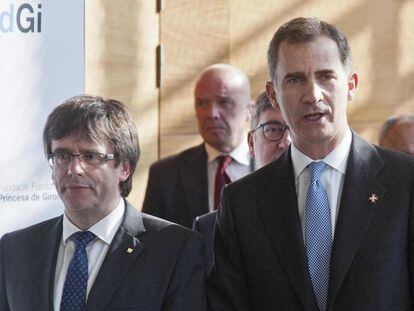 El Rey Felipe VI y el presidente de la Generalitat de Catalunya, Carles Puigdemont.
