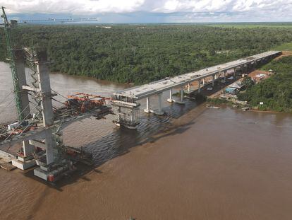 Trabajos de construcción de Comsa en el puente sobre el río Araguaia, en Brasil.