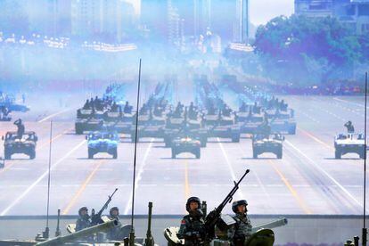 Soldados y vehículos chinos marchan por la avenida de la Paz Eterna (Chang An), durante los actos celebrados para conmemorar el fin de la II Guerra Mundial y la victoria china sobre Japón.
