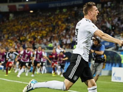 Toni Kroos celebra su gol contra Suecia.