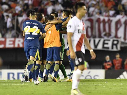 Los jugadores de Boca celebran la conquista del último Superclásico, en el Monumental.