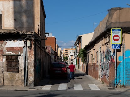 Un hombre camina por el barrio de Son Canals, en Palma de Mallorca.