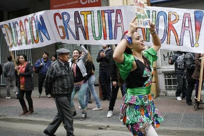 Varios estudiantes participan en la manifestación-carnaval convocada el lunes para reclamar una educación gratuita.