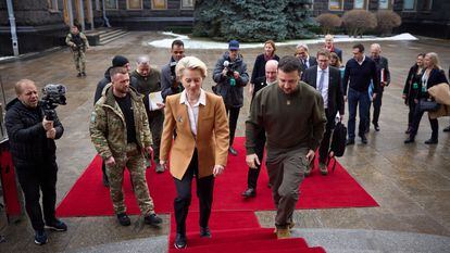 El presidente ucranio, Volodímir Zelenski, recibe a la presidenta de la Comisión Europea, Ursula von der Leyen, este jueves en Kiev.