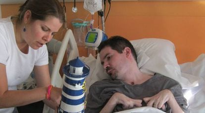 Fotografía tomada por los padres de Vincent Lambert en la que el paciente aparece junto a su hermana, Marie, en un hospital de Reims.