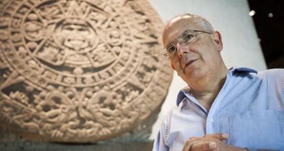 Antonio Saborit, director del MNA, frente a la Piedra del Sol