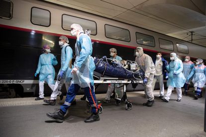 Personal sanitario traslada a un paciente de Covid-19 para subirlo a un tren de alta velocidad medicalizado en la estación de Austerlitz, en París.