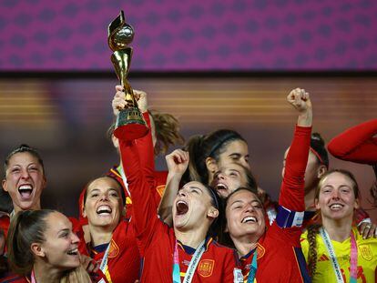 Las jugadoras de la selección española levantan el trofeo de campeonas del mundo el pasado domingo en Sídney (Australia).
