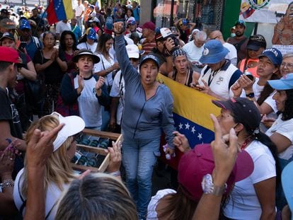 Una dirigente del gremio de profesores da un discurso antes de comenzar la marcha por el Día del Trabajo en Caracas (Venezuela), este lunes.