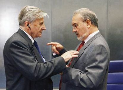 Jean-Claude Trichet, presidente del BCE (izquierda), conversa con Solbes ayer en Luxemburgo.