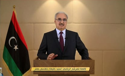 Imagen tomada del canal Libya Alhadath TV este 16 de noviembre, en el momento en que Jalifa Hafter anuncia su candidatura para las presidenciales de Libia.