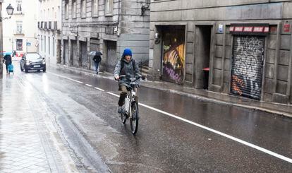 Un ciclista circula por una calle del centro de Madrid, este lunes.