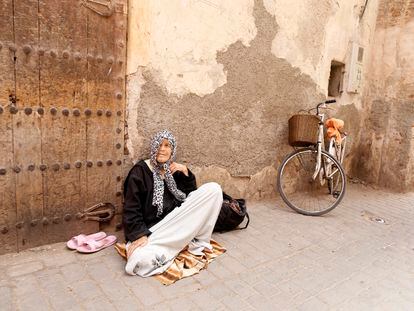 Una mujer, en la medina de Marrakech (Marruecos).