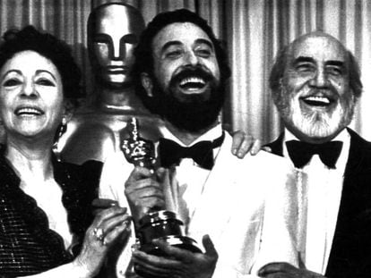 Encarna Paso, junto a José Luis Garci (centro) y Antonio Ferrandis, con el Oscar a mejor película de habla no inglesa por 'Volver a empezar' en Hollywood en 1983.