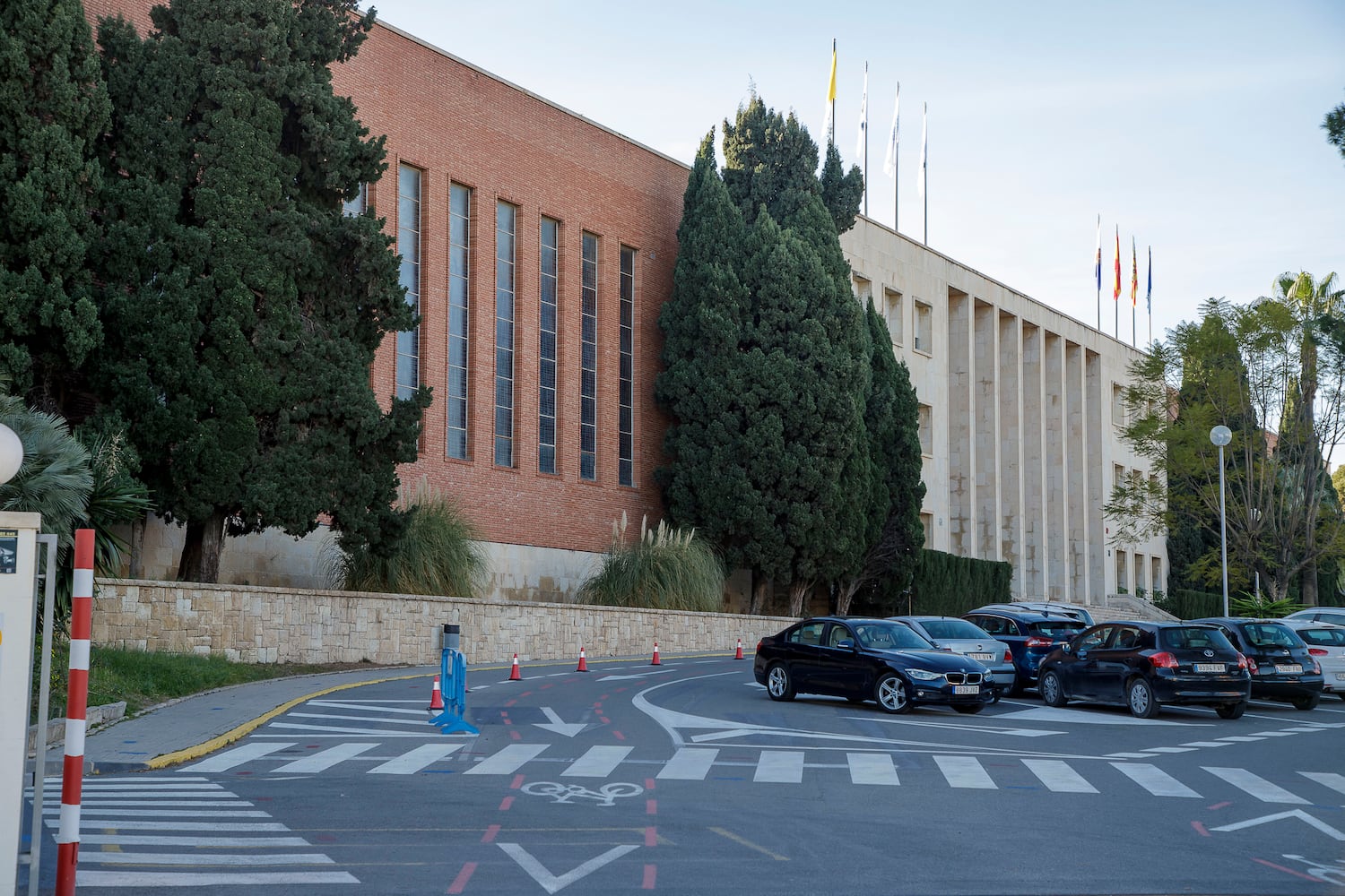 Fachada del colegio Inmaculada de los jesuitas, en Alicante, en enero.
