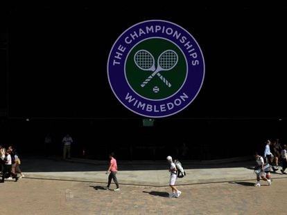 Un logo gigante preside una de las calles del complejo de Wimbledon.