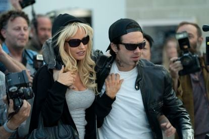 Lily James y Sebastian Stan, como Pamela Anderson y Tommy Lee en la serie 'Pam & Tommy'.