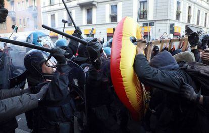 La polic&iacute;a se enfrenta a Mil&aacute;n a un grupo de estudiantes que se manifestaban contra el partido fascista CasaPound. 